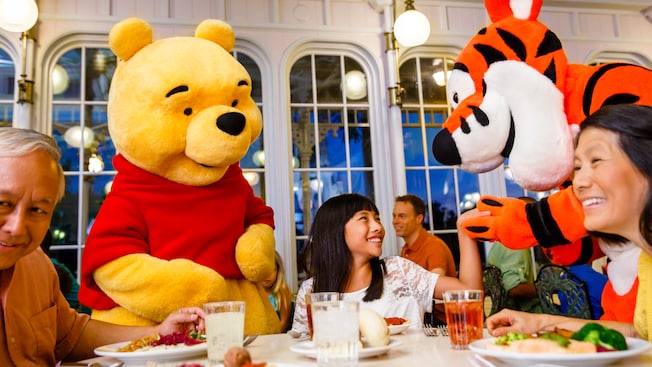 Have Disney World Characters Stopped Signing Autographs at Character Dining Experiences? 1