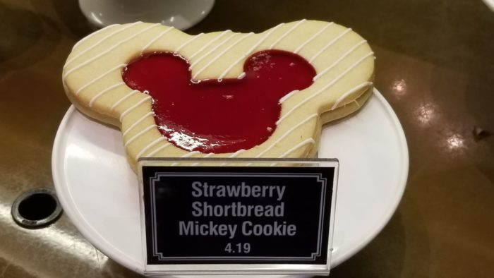4 Must-Try Mickey's Shaped Cookies at Disneyland Theme Park 4